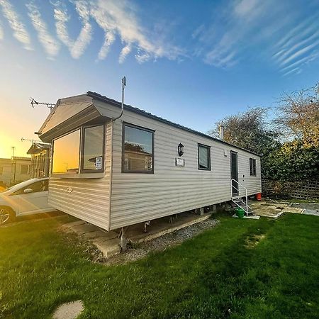 Homely 6 Berth Caravan At Steeple Bay In Essex Ref 36017D Southminster Dış mekan fotoğraf