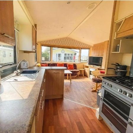 Homely 6 Berth Caravan At Steeple Bay In Essex Ref 36017D Southminster Dış mekan fotoğraf
